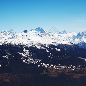 山上有高山冻结旅行小路滑雪板顶峰单板季节阴霾滑雪太阳图片