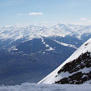 山上有高山滑雪暴风雪爬坡旅行冰川天空季节冻结运动风景图片