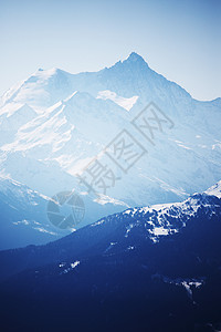 山上有高山太阳单板活动岩石远足顶峰旅行运动蓝色天空图片