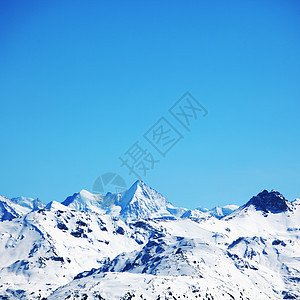 山上有高山阳光滑雪暴风雪滑雪板运动阴霾松树风景冰川旅行图片