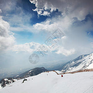 山上有高山季节顶峰冰川松树冻结旅行滑雪板阴霾蓝色太阳图片