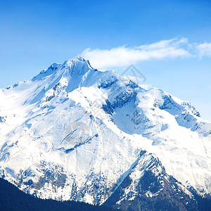 山上有高山滑雪板太阳单板冻结滑雪天空全景蓝色松树阳光图片