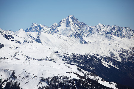 山上有高山冻结滑雪阴霾冰川高度暴风雪顶峰全景滑雪板旅行图片