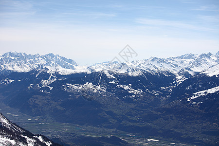 山上有高山冰川小路天空顶峰暴风雪松树太阳风景蓝色全景图片