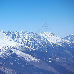 山上有高山全景滑雪板天空顶峰太阳冰川季节暴风雪小路旅行图片