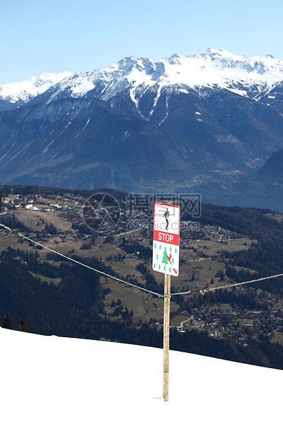 山上有高山高度运动滑雪顶峰阳光暴风雪风景季节小路旅行图片