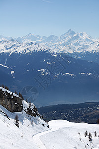 山上有高山蓝色冻结风景远足暴风雪顶峰滑雪岩石天空爬坡图片