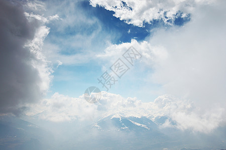 山上有高山旅行太阳阳光单板风景小路阴霾云杉滑雪板暴风雪图片