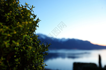 湖湖基因山脉反射蓝色环境偏光片帆船海岸线涟漪远景山峰图片