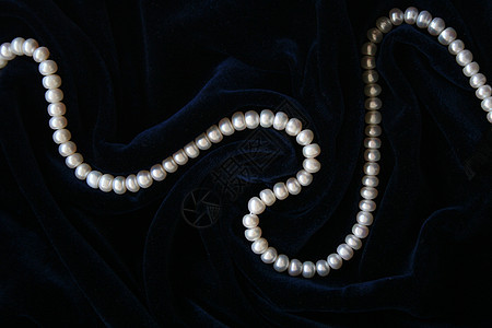 黑丝上的白珍珠手镯珠子奢华展示魅力首饰宝藏丝绸宝石项链图片