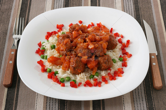 肉丸和大米食物午餐洋葱猪肉红色盘子餐巾白色胡椒油炸图片