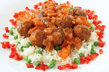 肉丸和大米盘子猪肉洋葱胡椒食物红色白色午餐油炸图片