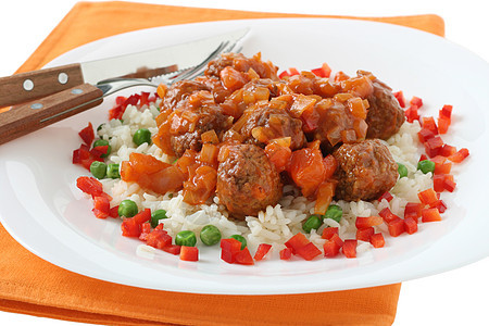 肉丸和大米猪肉白色午餐盘子胡椒红色洋葱食物油炸图片