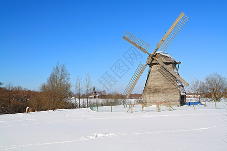 雪田上的老磨坊图片