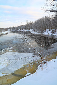 冰雪在河上假期松树脉冲地平线雪堆天空桦木蓝色旅行阴影图片