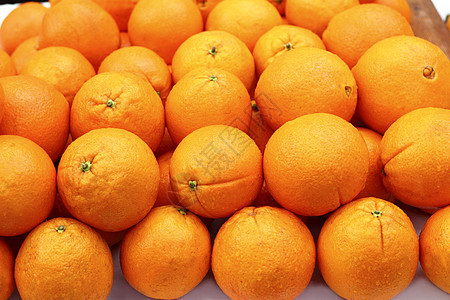 市场上安排的堆叠橙子水果排图片