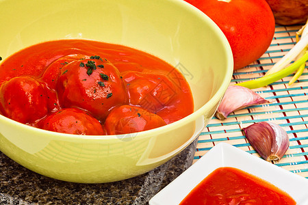 配番茄酱的肉丸饮食美味服务盘子红色棕色草本植物烹饪营养牛肉图片