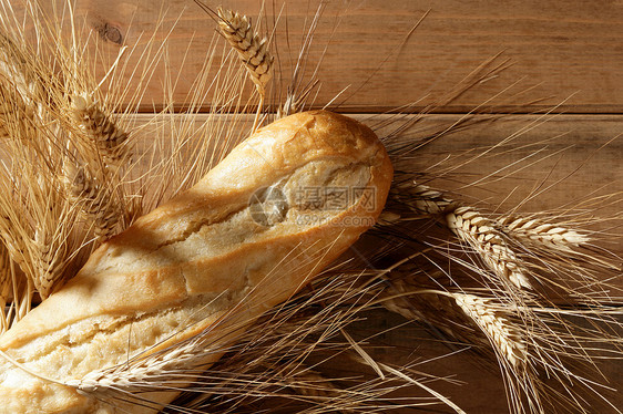 面包在木制桌边 小麦猛涨硬木食物脆皮收成谷物木材材料木头烘烤农场图片