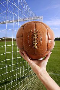 足球在手的足球球净额足球目标团队分数乐趣古董男人玩家竞赛蓝色优胜者游戏图片