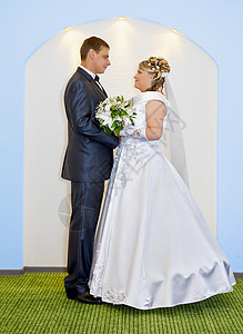 婚礼上的新娘和新郎男性房间面纱乐趣花束裙子蓝色成年人套装花朵图片