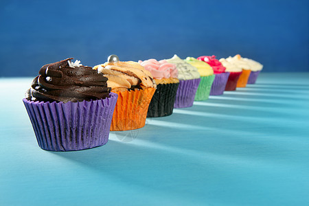 Cupcakes 彩度奶油松饼配方蛋糕庆典孩子们装饰奶油甜点水果食物蓝色生日图片