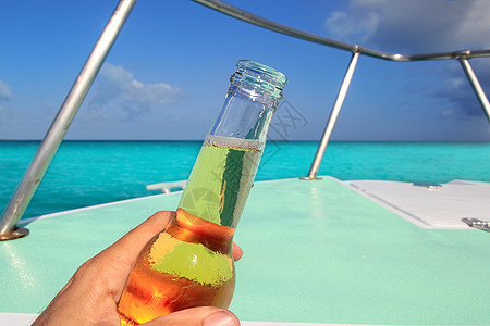 加勒比海在船弓绿绿海中航行享受啤酒饮料运输海洋蓝色巡航娱乐热带图片