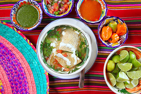 玉米粉汤和墨西哥辣辣辣椒哈巴内罗酱图片