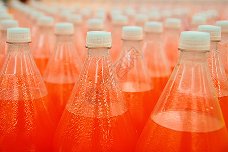 工厂中的橙汁饮料塑料瓶;图片