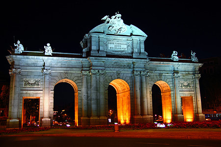 马德里的夜光灯历史性景观雕塑广场正方形街道照明地标城市纪念碑图片