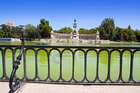 与坠落天使一起在马德里的退休公园湖景观雕像历史建筑学字体地标首都城市正方形假期图片