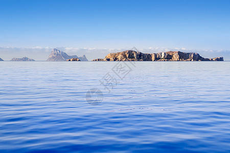 伊比萨埃斯帕托岛假期蓝色天空太阳海洋胰岛旅行石头岩石海滩图片