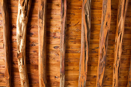 线条花Ibiza木制屋顶和横梁建筑线条棕褐色手工瓷砖树木木头赭石风化天花板木材背景