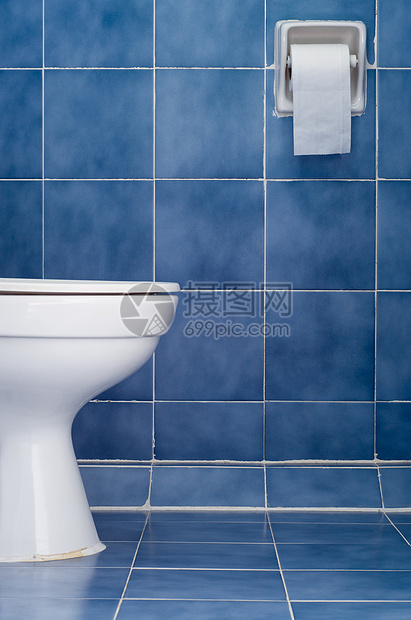 蓝色浴室的白陶瓷卫生间图片