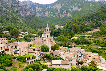 在的Valldemossa山谷村风景图片