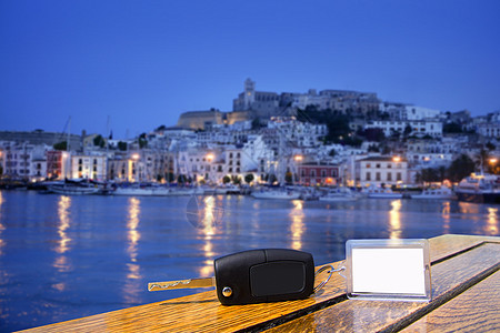 伊比萨镇木桌租车钥匙房子桌子反射假期地标旅游建筑港口景观海洋图片