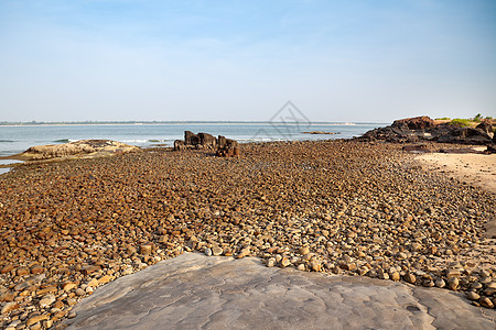 美丽的海洋海滩石头海岸海岸线吸引力岩石三叶草波浪苔藓悬崖风化图片