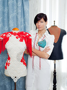 在家工作时有模特的制衣师衬衫衣服裁缝人体女孩剪裁缝纫工匠女士微笑图片