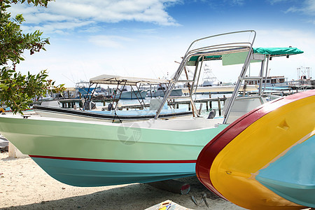 墨西哥墨西哥妇女岛海滩的多彩轮船图片