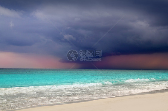 加勒比海开始时的热带暴风雨从加勒比海开始戏剧性海岸线异国情调天气泡沫飓风雷雨支撑海洋图片