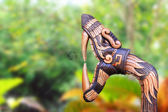 墨西哥木制手工艺品的蛇符号木头雕刻风格传统工匠獠牙纪念品装饰手工艺术图片
