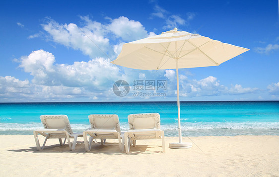 加勒比沙滩阳伞白色雨伞吊顶支撑蓝色吊床太阳海洋假期晴天天堂海景海浪图片