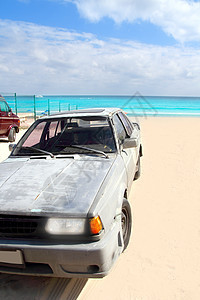 墨西哥加勒比海海滩的老旧乡下汽车图片
