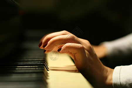 弹钢琴钢琴女性笔记艺术旋律艺人练习演员乐器手指图片