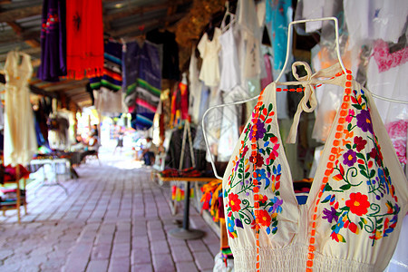 墨西哥莫雷洛斯港手工艺品市场刺绣衣架缝合精神手工编织纪念品小贩工艺工匠图片