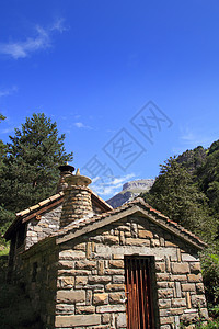 比利牛斯山的石岩山屋公园植物群蓝色石工池塘孤独国家里程碑放松岩石图片