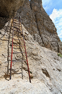 意大利多洛米特人运动金属远足者闲暇安全登山者首脑岩石小屋旅游图片