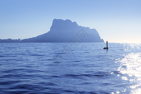 伊法奇佩农山 来自卡尔伯蓝雾背光盐水地标植物群岩石纪念碑植被蓝色海洋海岸海景图片