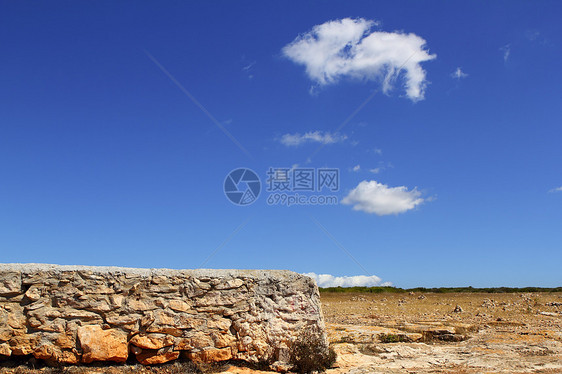红黄白海岛石块岩浆蓝天图片