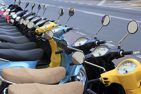汽车摩托摩托车在出租店里排许多行车轮自行车城市店铺运输运动人行道销售街道假期图片