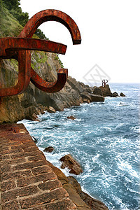 圣塞巴斯蒂安省Chilida生锈钢雕塑国家金属风度地标蓝色海岸海岸线海洋氧化物辣椒图片